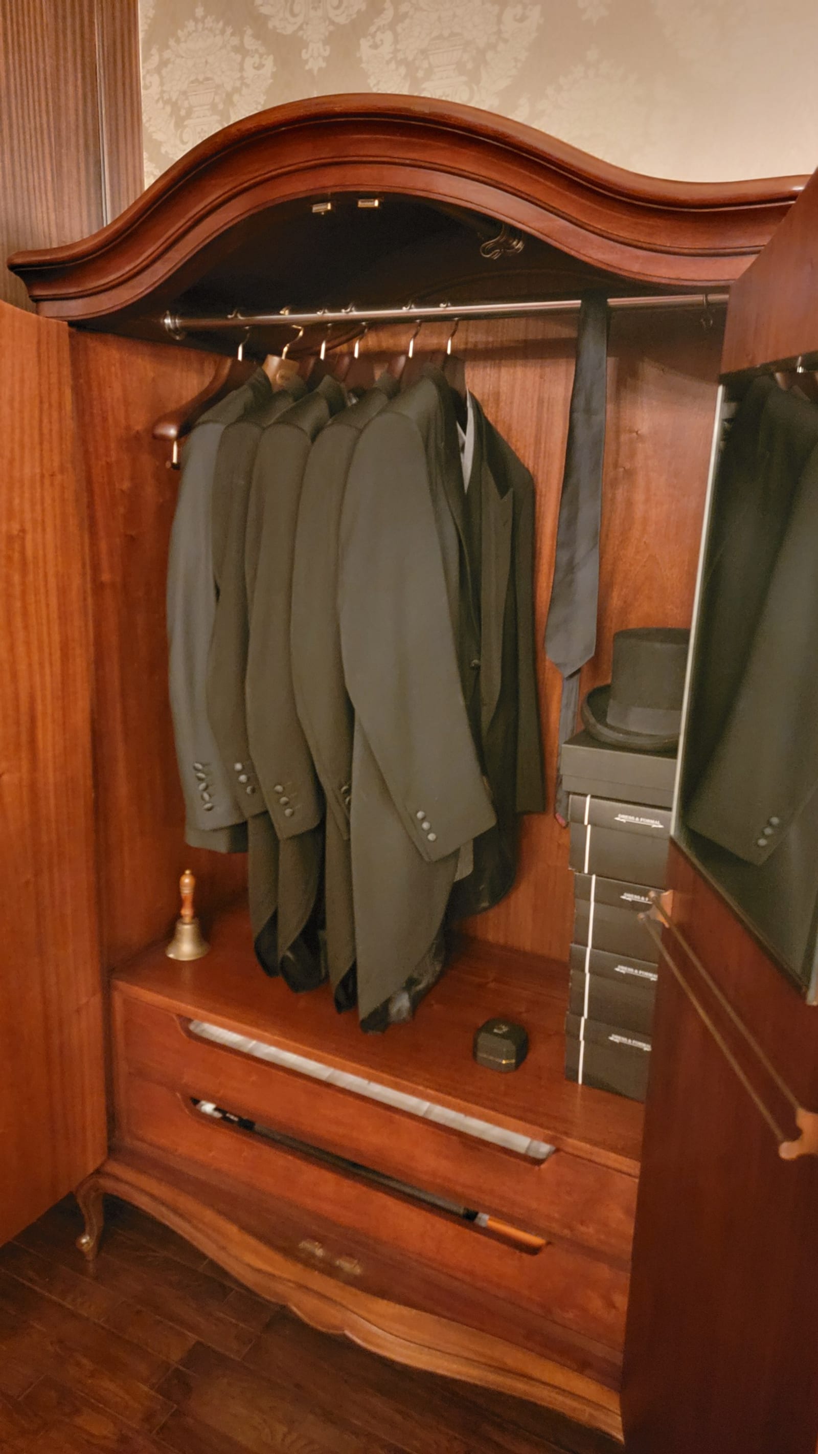 衣装部屋に並ぶ礼装